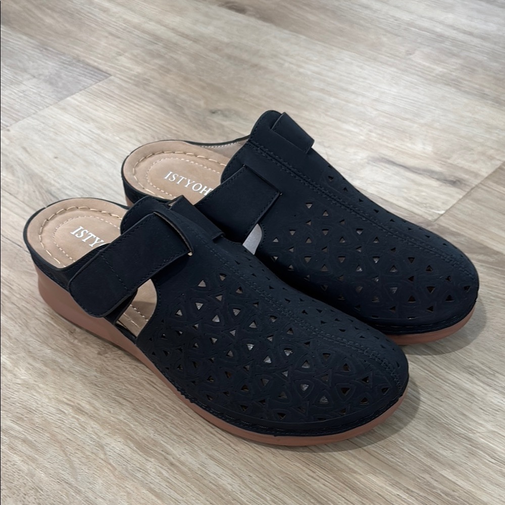 NEW Women’s Istyohna Black Wedge Mules